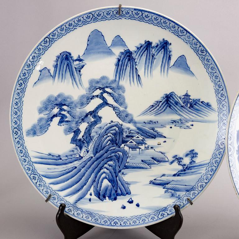 Praktfat, tre stycken, porslin, Japan, tidigt 1900-tal.