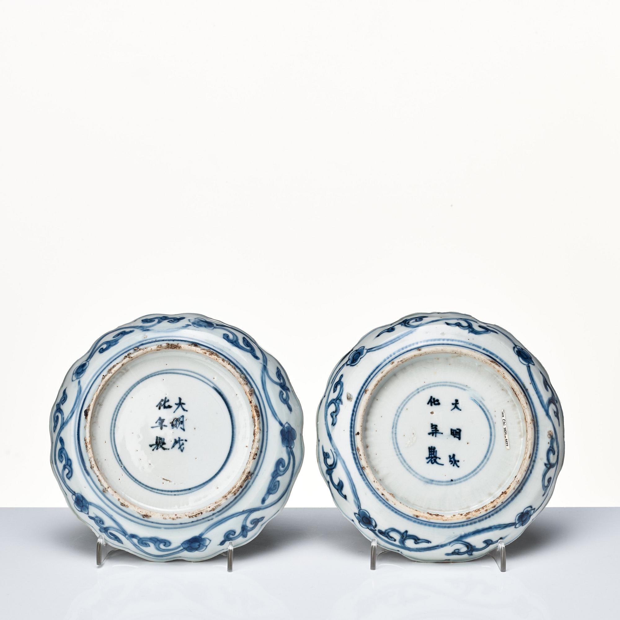 Two blue and white Shonzui style circular dishes, Tianqi/Chongzhen 17th Century.
