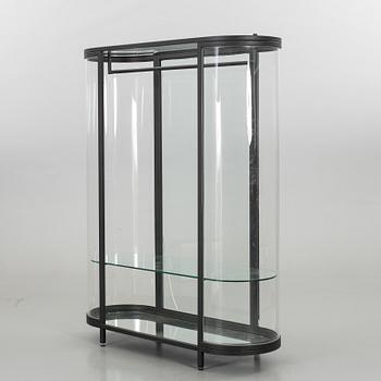 VITRINSKÅP / BUTIKSSKÅP. Glas, plexiglas och spegelglas. Sekelskiftetet 2000.