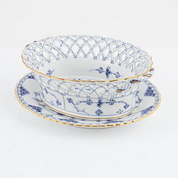 Royal Copenhagen, gallerskål med fat, porslin, Musselmalet, helblond, Danmark.