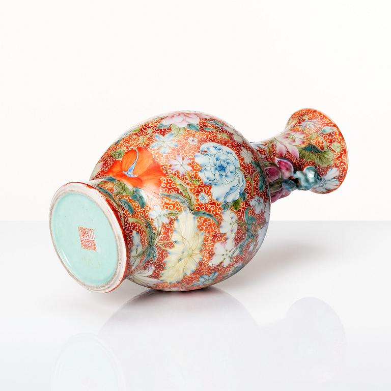 Vas, porslin. Kina, Republik, med Qianlongsmärke.