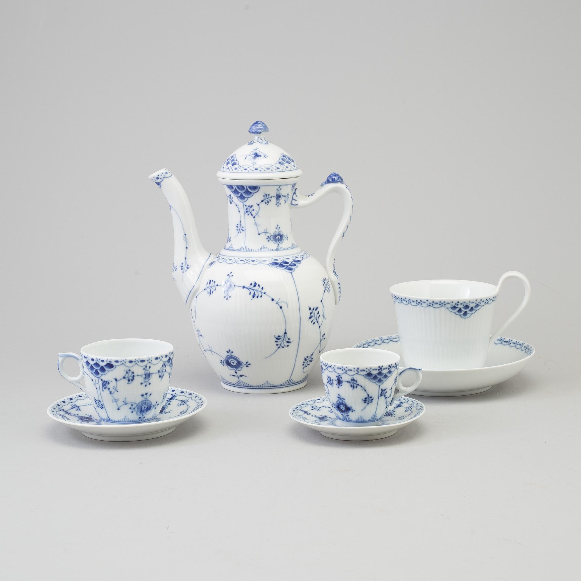 ROYAL COPENHAGEN, mat-, kaffe- och teservis, porslin, 44 delar, porslin, "Musselmalet", Danmark.