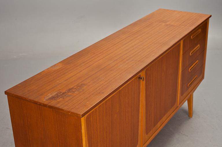 SIDEBOARD,