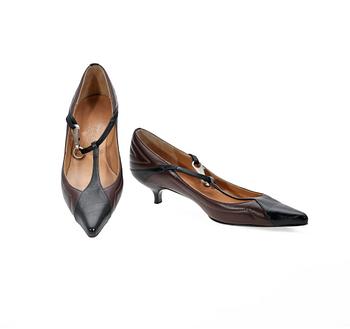 1284. A pair of brown and black leather shoes by Hermès.