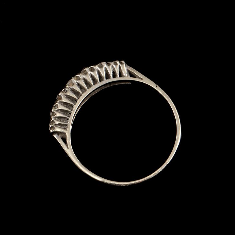 RING, 18k vitguld med 7 briljantslipade diamanter, ca 0,13 ct, importstämplad. Vikt 2 g.