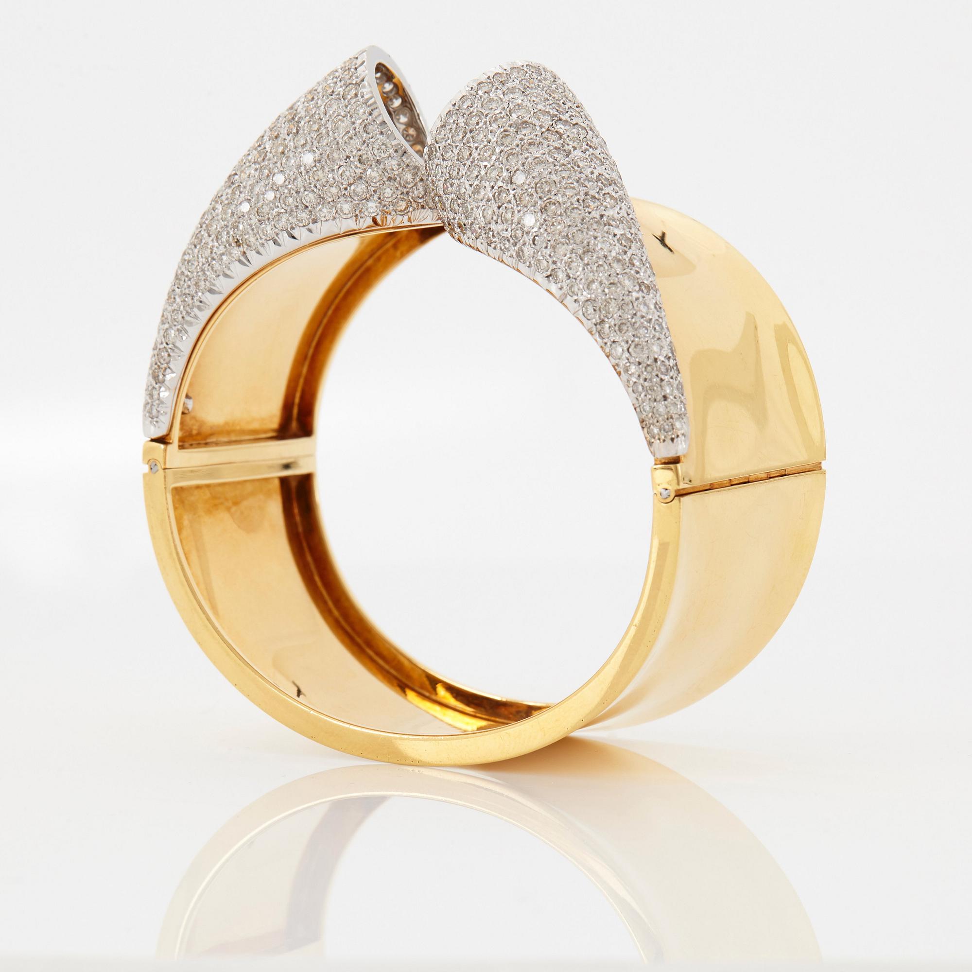 Armring 18K guld med runda briljantslipade diamanter.