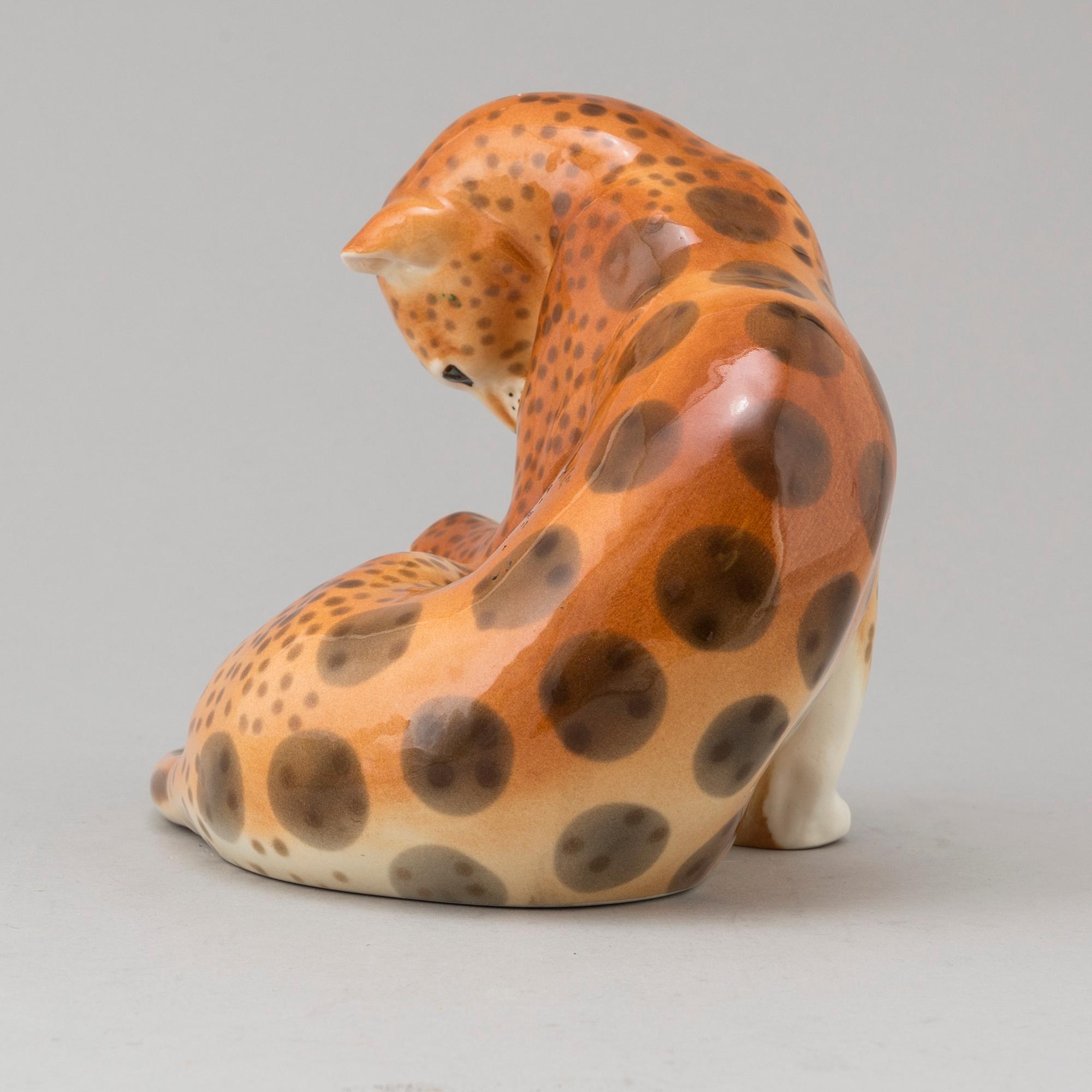 Two porcelaine figurines by Lomonosov, Russia, second half of the 20th century.