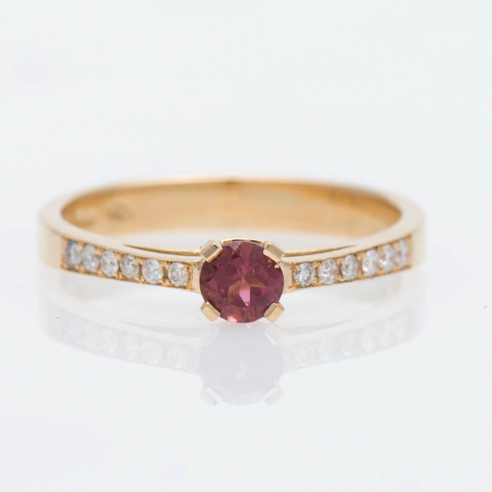 RING, fasettslipad turmalin, diamanter, 14K guld.