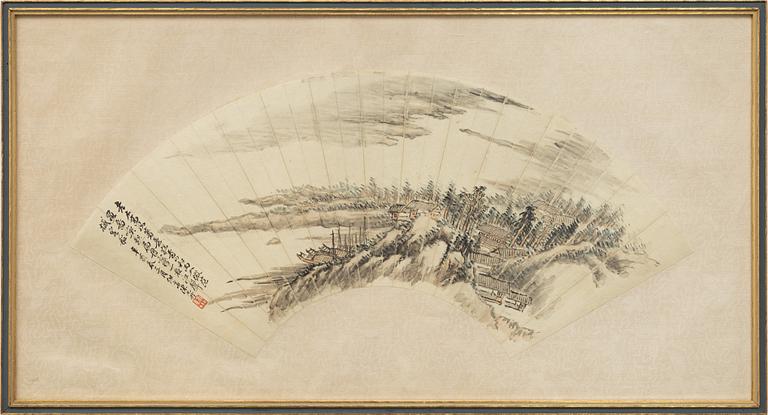 Oidentifierad konstnär, s.k. "Solfjädersmålning", Kustby med båtar, Kina, sen Qingdynasti / tidigt 1900-tal.