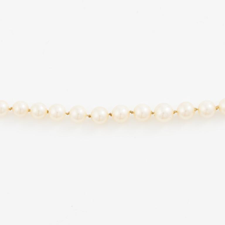 Necklace of cultured pearls with a clasp in 18K gold set with a blue stone.