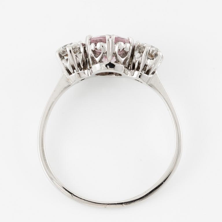 Ring 18K vitguld med morganit och briljantslipade diamanter.