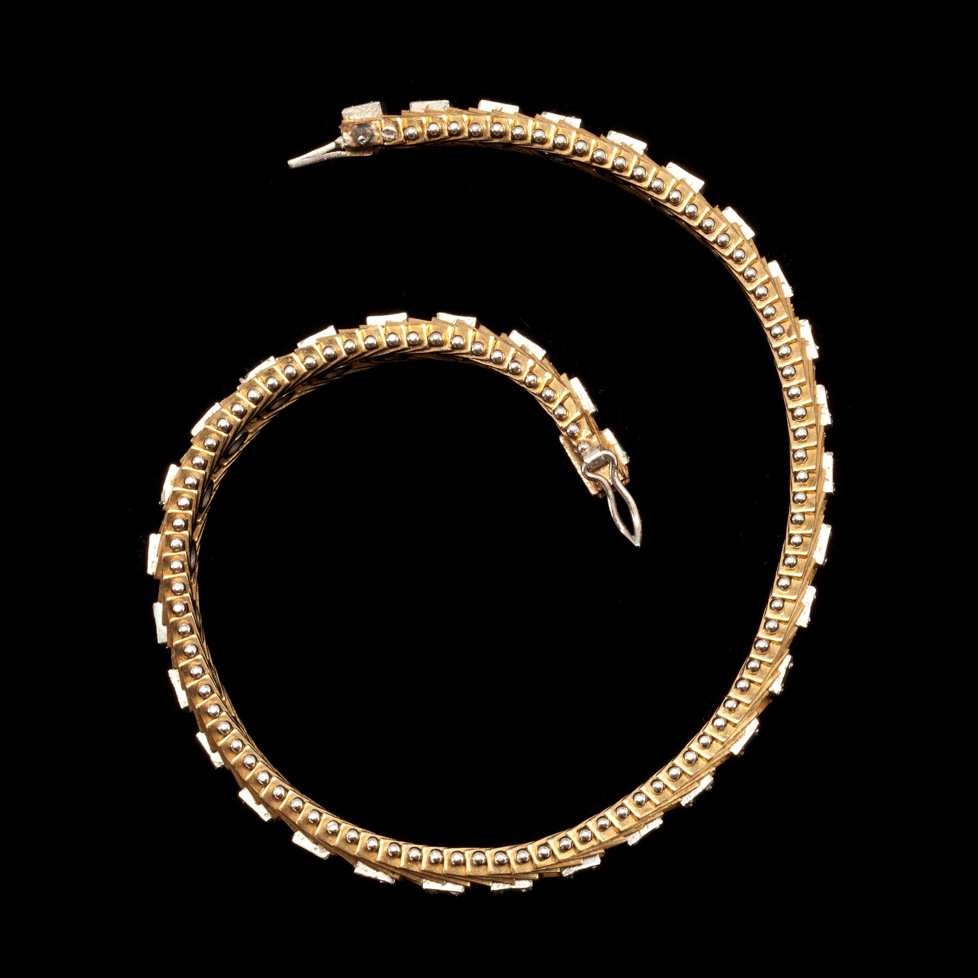 ARMBAND, guld besatt med små smaragder. Vikt c:a 30 g.