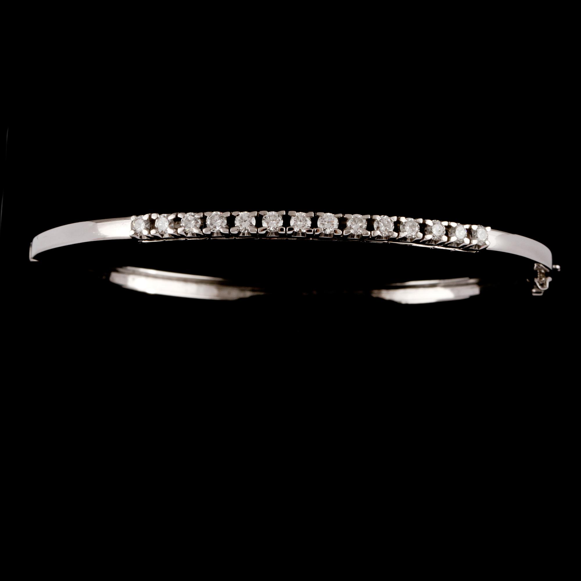 ARMRING, 18k vitguld med briljantslipade diamanter, totalt 0.72 ct. Vikt 12 g.