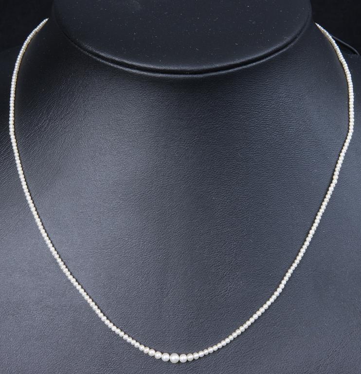 PÄRLCOLLIER, lås i silver med syntetiska stenar, 1900-talets mitt.