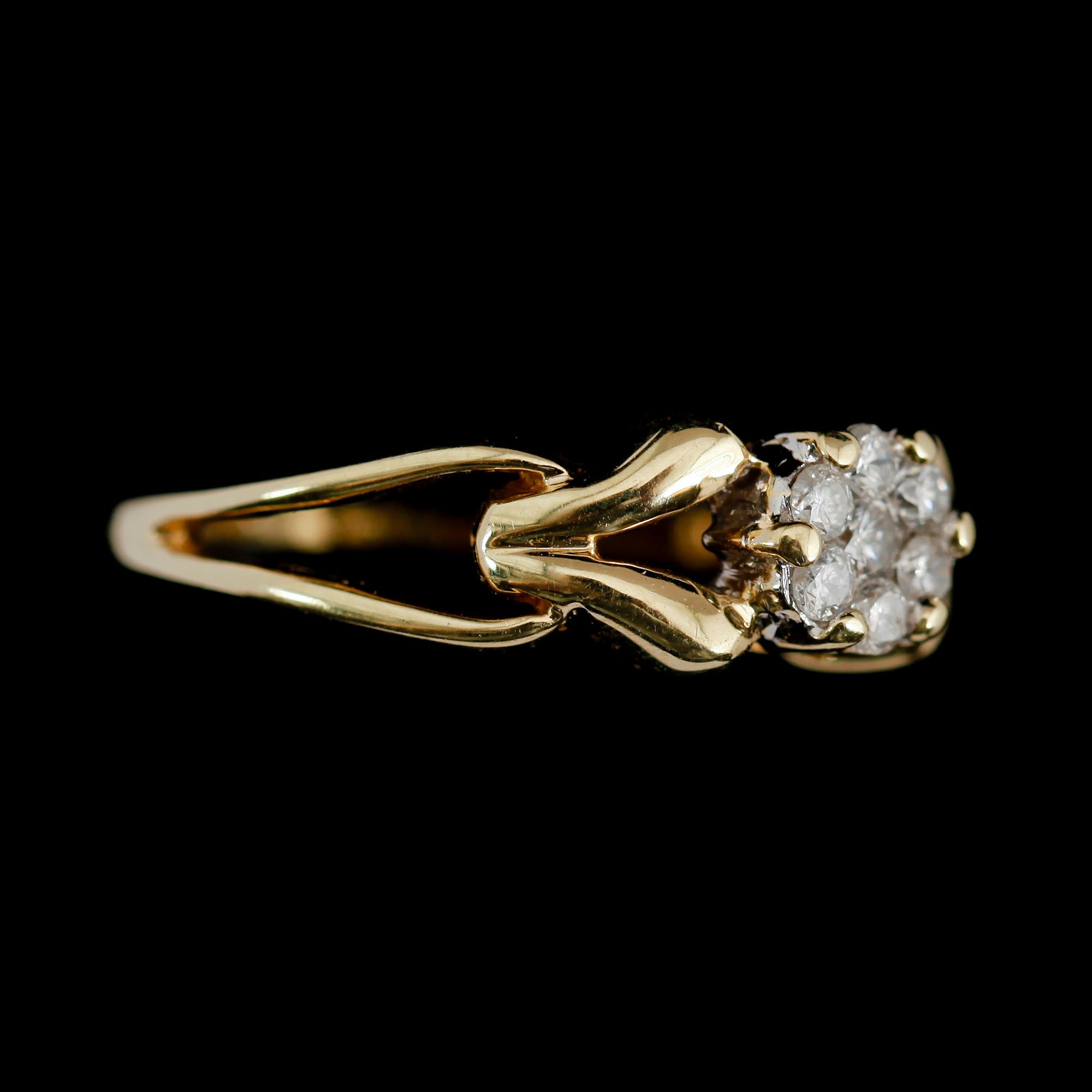 RING, 14 k guld, 7 mindre diamanter. Total vikt ca 3 g.