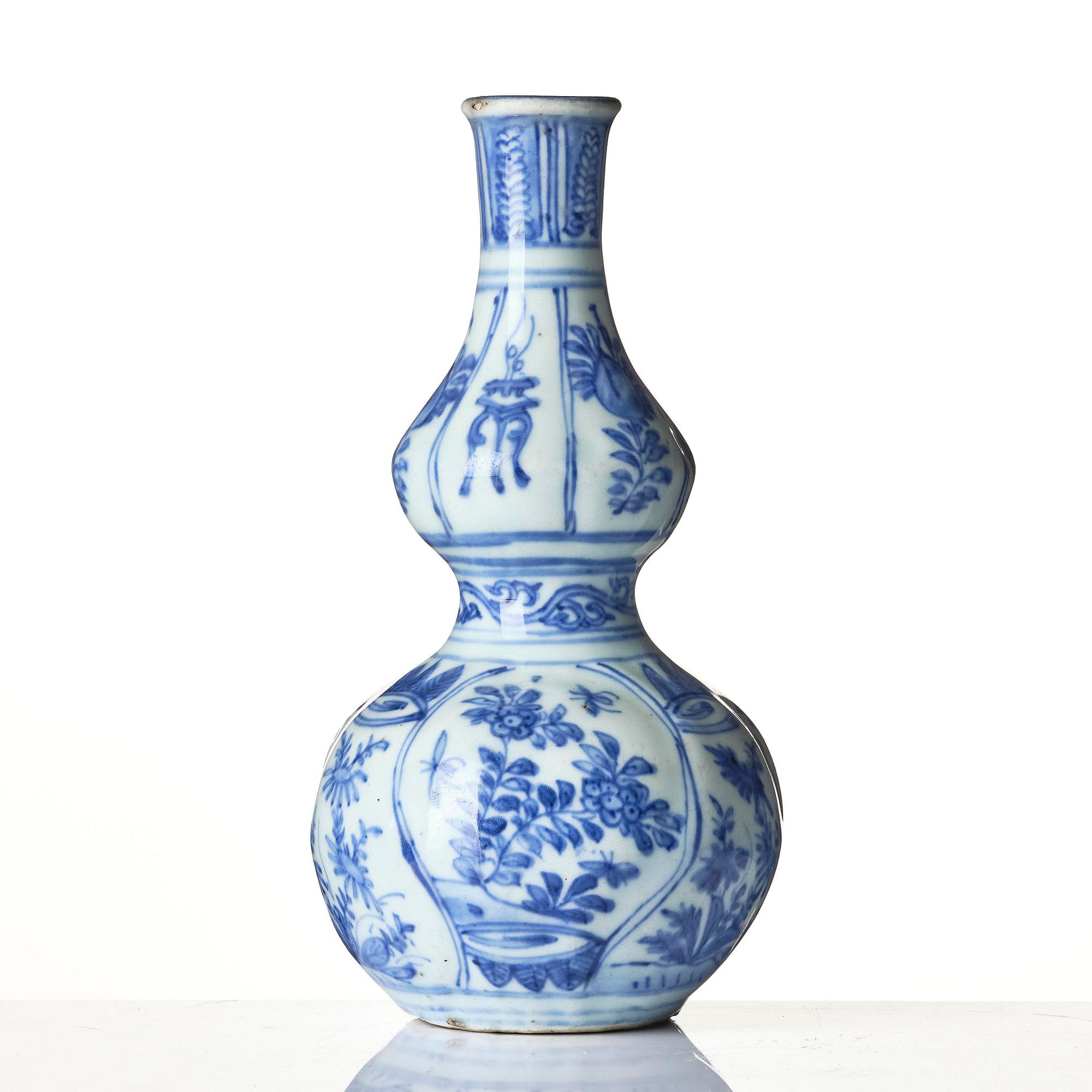 A blue and white vase, Ming dynasty, Wanli (1572-1620).