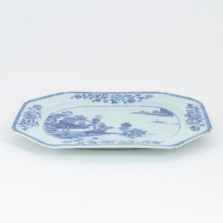 Stekfat, porslin, Kina, Qingdynastin, Qianlong (1736-95).