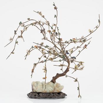 A decorative sculpture of a tree, made from nephrite, quartz, turkoise and lapis lazuli. China, 20th Century.