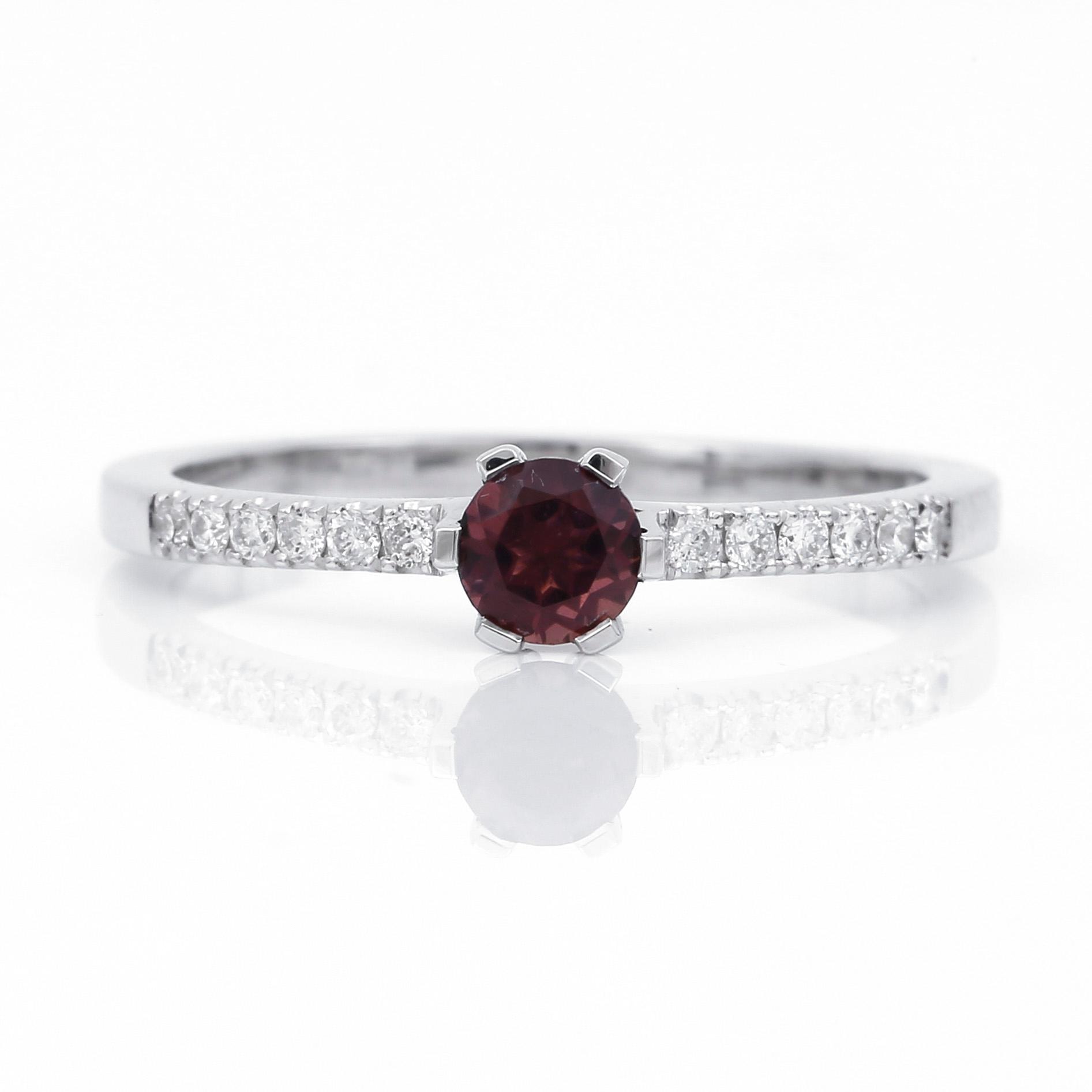RING, 14K vitguld med turmalin 0,29 ct och briljantslipade diamanter tot ca 0,11 ct. Vikt 2,20 gram.
