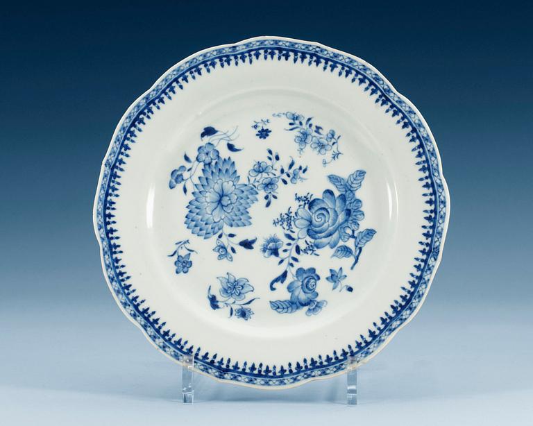 A set of 24 blue and white dinner plates, Qing dynasty, Qianlong (1736-95). (24).
