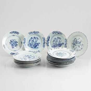 19 blue and white export porecelain plates, Qing dynasty, 18th century.