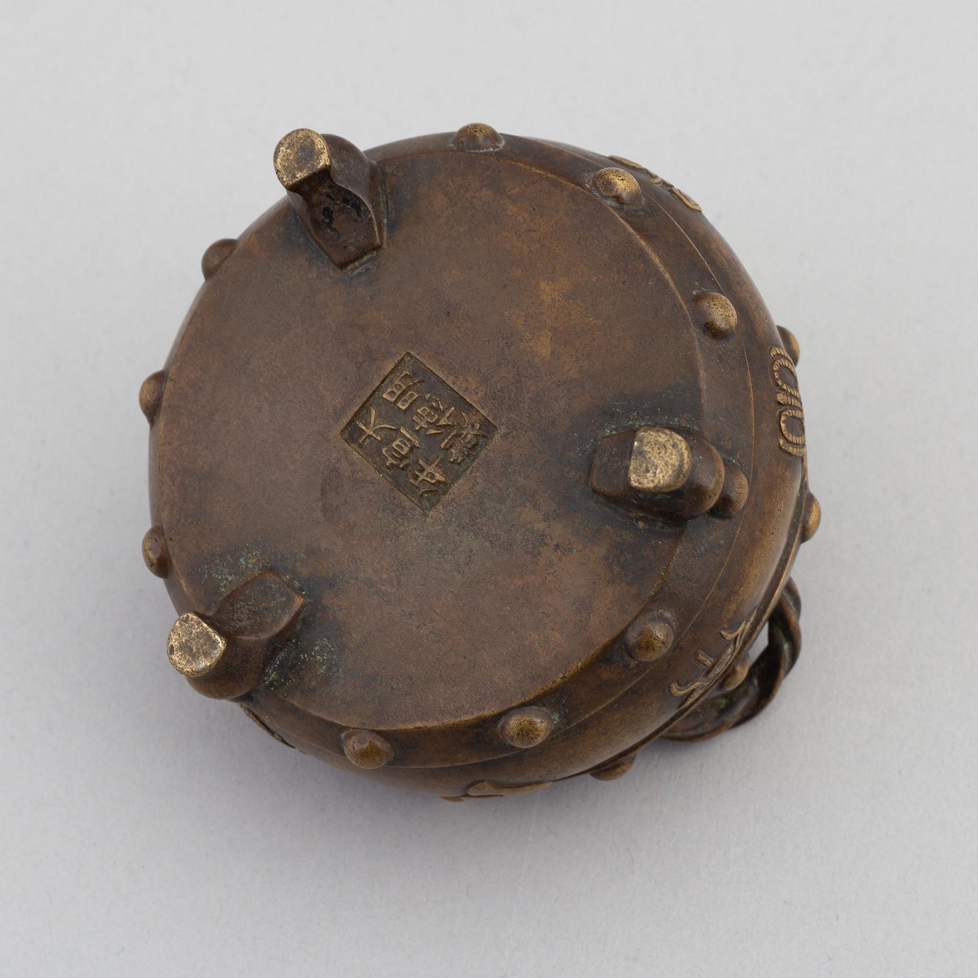 A Qing dynasty incense burner, 19th century.