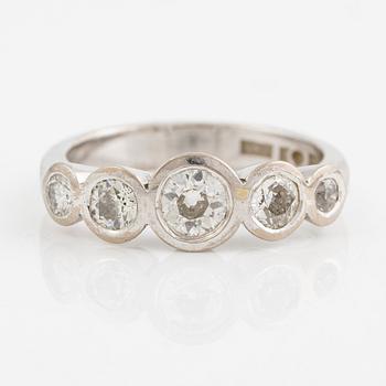 Ring 18K vitguld med fem gammalslipade diamanter.