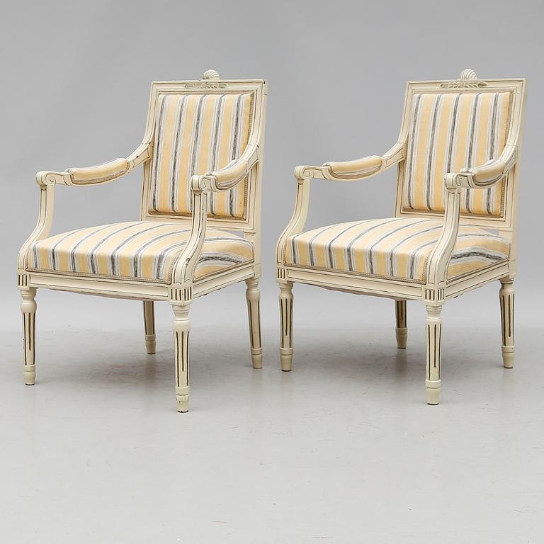 KARMSTOLAR, 2 st, gustaviansk stil, 1800-talets första hälft respektive 1900-talets första hälft.