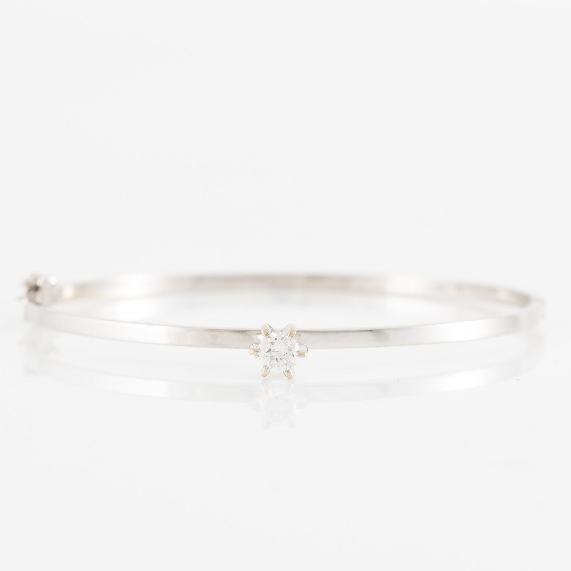 Bangle, 18K white gold with brilliant-cut diamond.