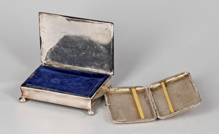 CIGARILLSKRIN samt ETUI, silver, det ena med otydliga svenska stämplar, 1923. Total silvervikt 391 g.