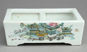 BLOMSTERFAT / SKÅL, porslin, Kina, 1800-tal.