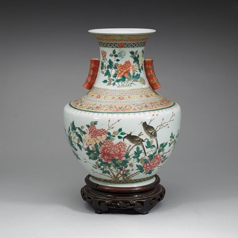 A large enamelled vase, Qing dynasty with Guangxus mark and period (1875-1908).