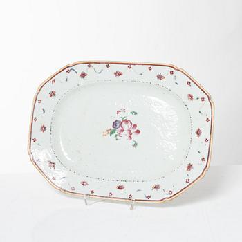 Tedosa och stekfat, kompaniporslin, Kina, Qingdynastin, 1700-tal.