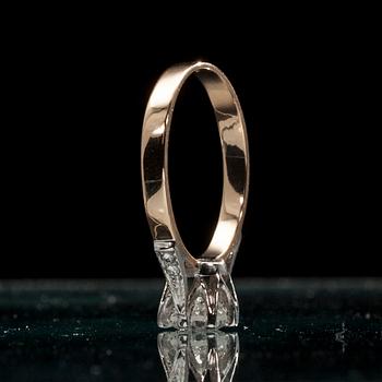 RING, guld 14K, briljantslipade diamanter. Mittstenen 1,01 ct, G/I, tot. 4 sidostenar 0,04 ct, H/SI. Vikt 2,9 g.