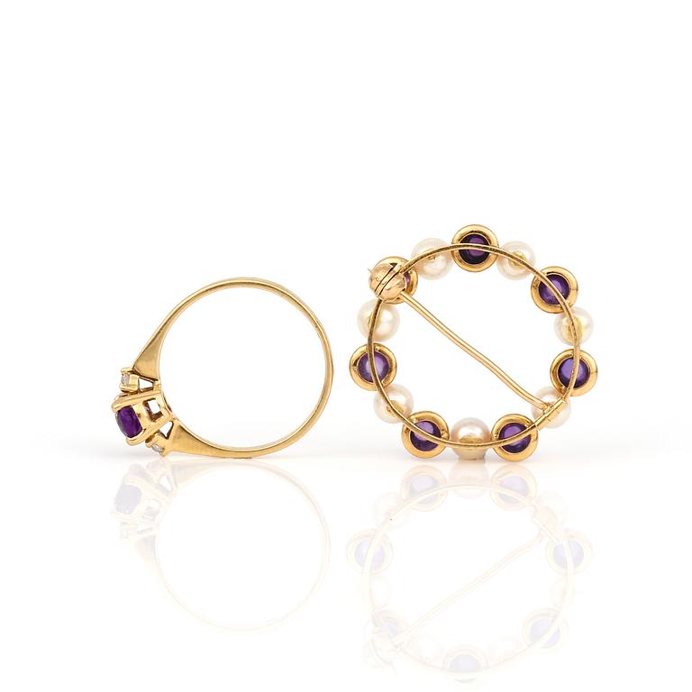 RING och BROSCH, 18K guld med ametister och pärlor, andra hälft 1900-tals. Vikt tot ca 6,06 g.