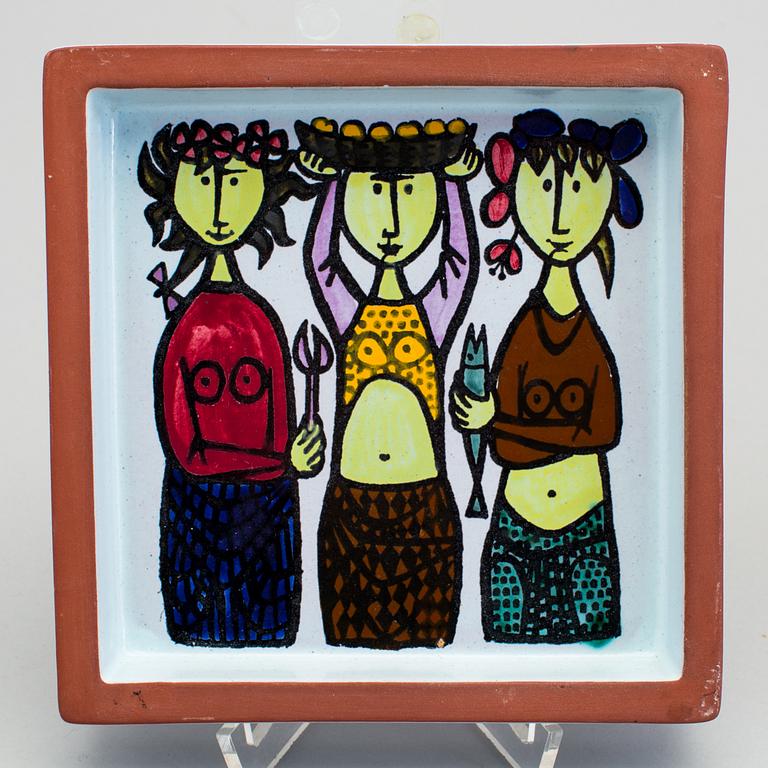 STIG LINDBERG, three "Karneval" faience dishes, Gustavsberg 1950/60s.