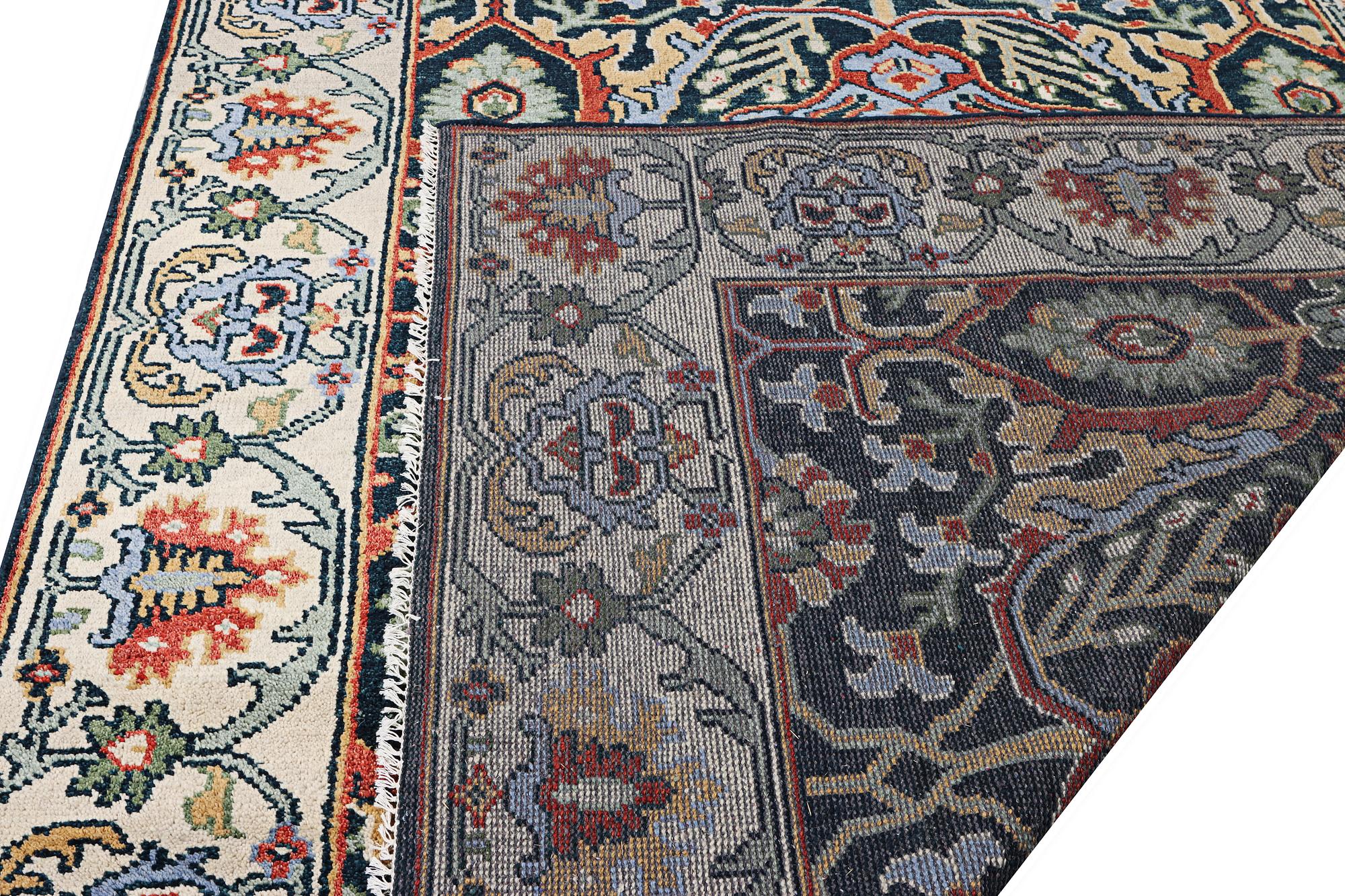 Matta, orientalisk med sk. Mamlukdesign, ca. 308 x 250 cm.
