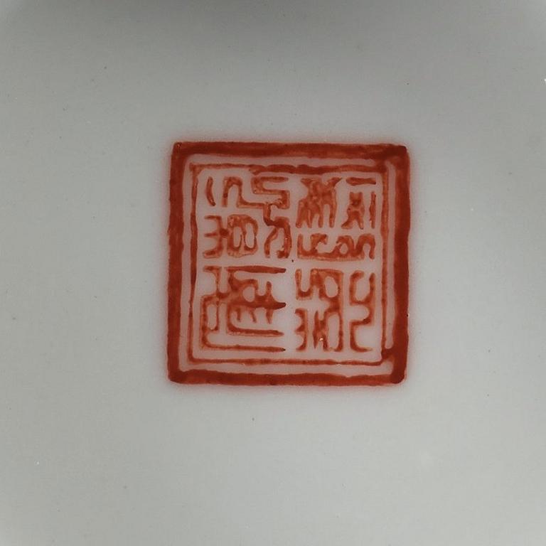 VAS, porslin.  Kina, 1900-tal med rött sigillmärke.