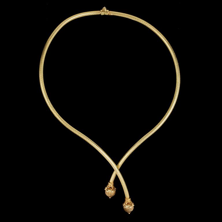 A gold nacklace.