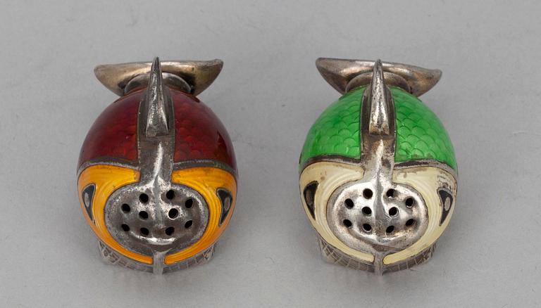 SALT OCH PEPPARSTRÖARE, silver och emalj, Norge, 1900-talets mitt. Total vikt 24 g.