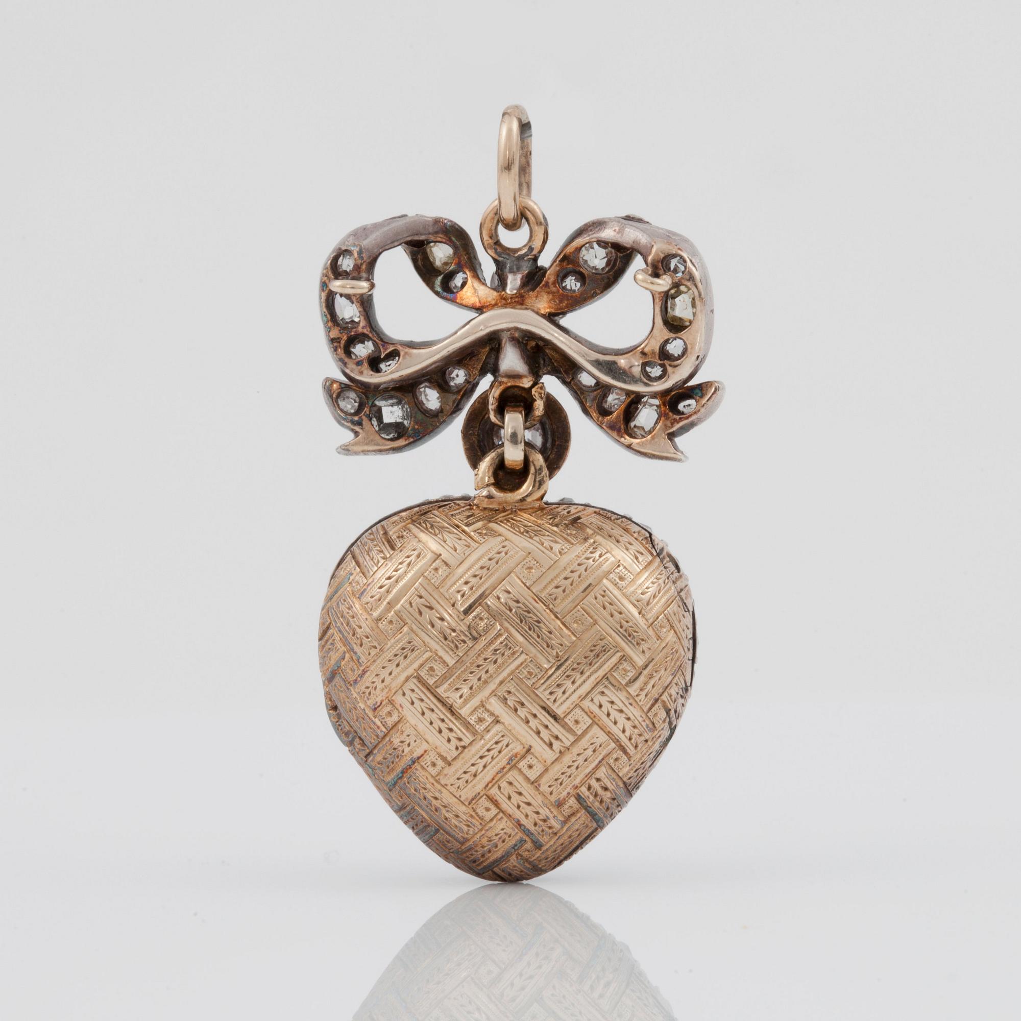 HÄNGE/MEDALJONG, hjärtformat med gammalslipade diamanter, öppningsbart. Mittsten ca 1.00 ct. 1800-talets andra hälft.