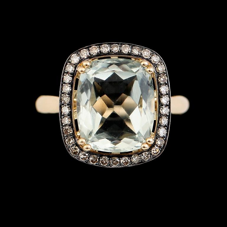 RING, 14K guld, åttkantslipade diamanter och grön fasettslipad ametist. Vikt ca 4 g.