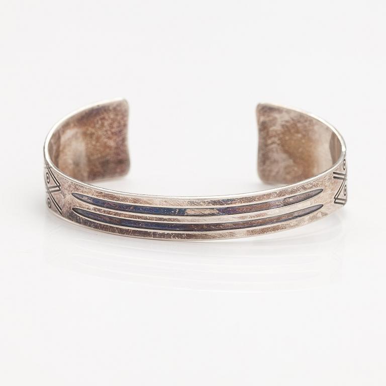 Germund Paaer, Rannekoru, sterlinghopeaa. Kalevala Koru, Helsinki 2010.