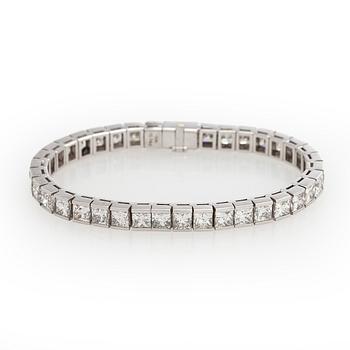 Tennis bracelet, princess cut diamonds c. 19.50 ct in total, 18K white gold.