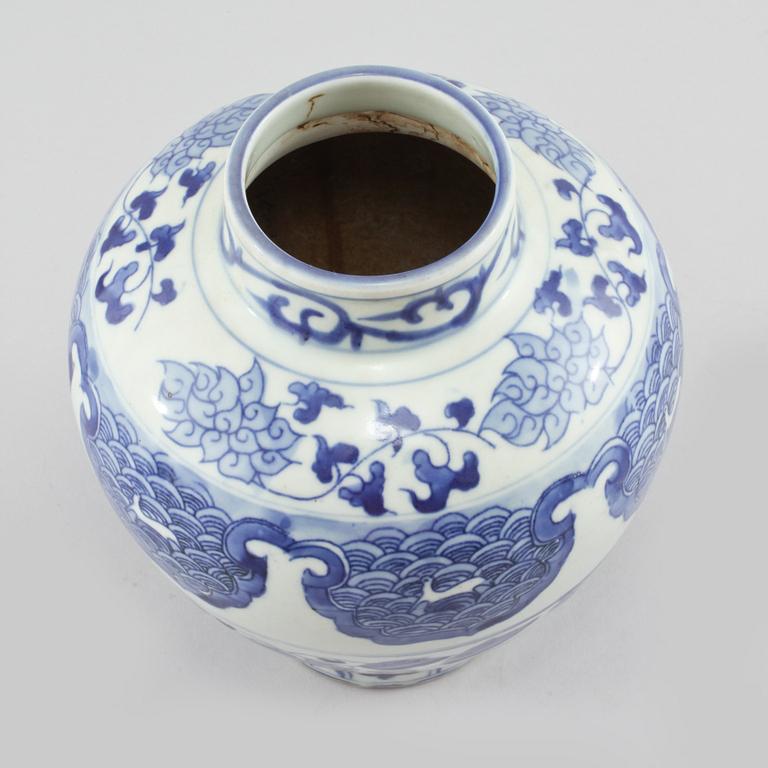 URNA, porslin, Kina, Mingstil, Qingdynastin (1644-1912).