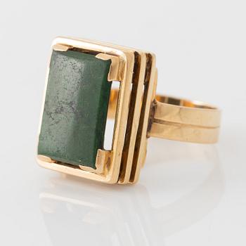 Ring, 18K gold with green stone.