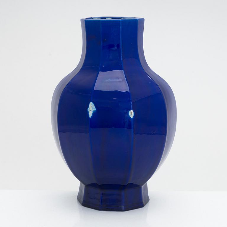 A porcelain vase, China, 20th century.