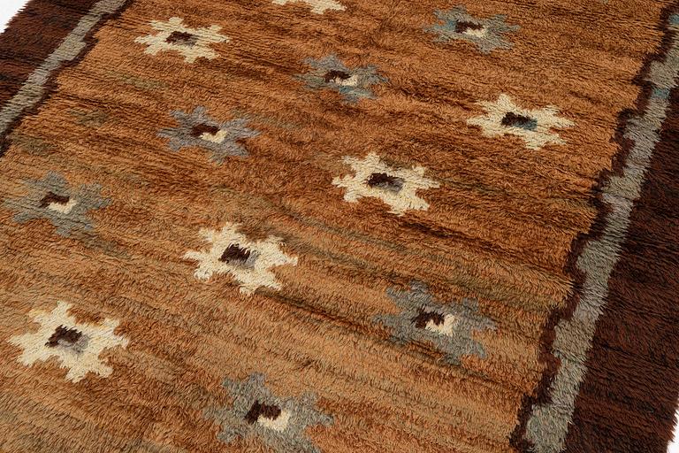 Matta, rya, ca 305 x 209 cm, signerad AK - EJ.