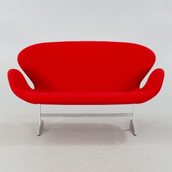 A "Swan" sofa, designed by Arne Jacobsen, Fritz Hansen, 2001.