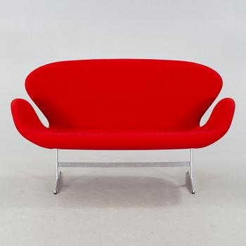 ARNE JACOBSEN, soffa, "Svanen", Fritz Hansen, 2001.